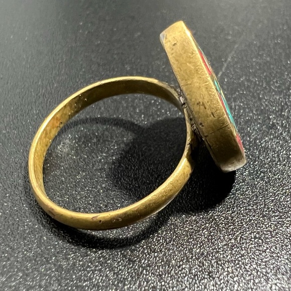 Vintage Brass Ring with Coral & Turquoise Chip Inlay Spiral S Adjustable Ring - Picture 6 of 9